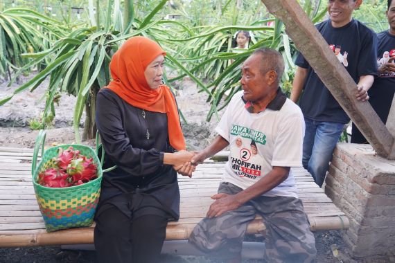 Tangis Haru Petani Buah Dikunjungi Khofifah: Terima Kasih Banyak Sudah Melihat Kami - JPNN.COM