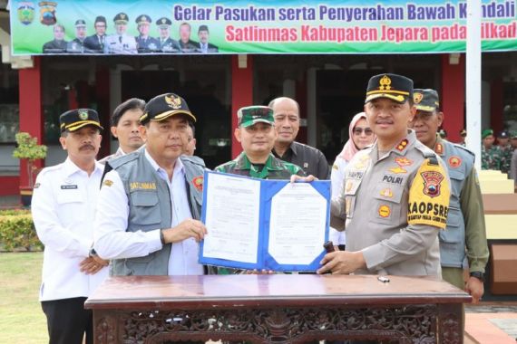 Ribuan Anggota Satlinmas Jepara Bantu Polri Amankan Pilkada - JPNN.COM