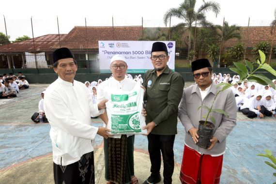 Hari Santri Nasional, Danone Indonesia-Serikat Ekonomi Pesantren Tanam 5.000 Bibit Pohon - JPNN.COM