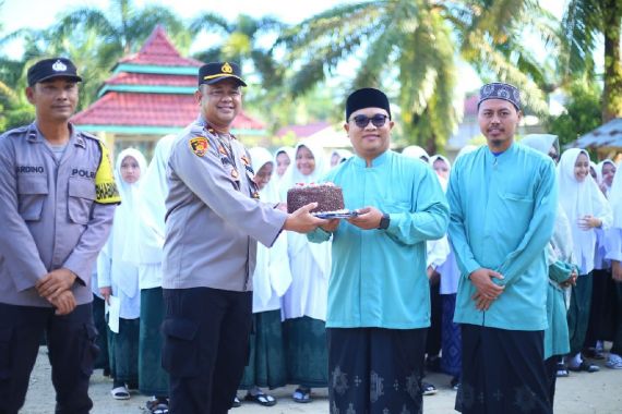 Hari Santri, Polres Rohul Ajak Bahrul Ulum Ikut Sukseskan Pilkada Damai - JPNN.COM