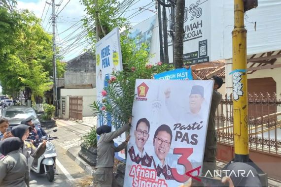 Banyak Banget, 500 Lebih APK Pilkada Kota Yogyakarta Terpaksa Dicopot - JPNN.COM