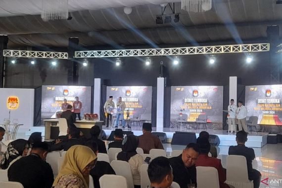 Tanpa Alasan, Pasangan Calon Kada ini Tak Hadir Saat Debat - JPNN.COM