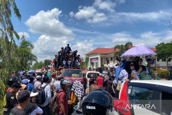 Lihatlah Solidaritas Guru Berseragam PGRI untuk Honorer Supriyani, Mengharukan - JPNN.COM