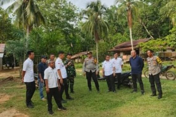 Kapolsek Betung Turun Langsung Cek TPS Rawan di Desa Taja Indah - JPNN.COM