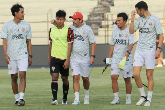 Semen Padang Pincang Menghadapi Dewa United di Stadion Haji Agus Salim - JPNN.COM