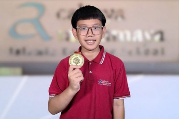 Siswa SMP Cahaya Rancamaya Raih Emas di Singapore Math Challenge 2024 - JPNN.COM