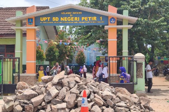 Akses Gerbang SDN 1 Petir Ditutup dengan Tumpukan Batu, Kok Bisa? - JPNN.COM