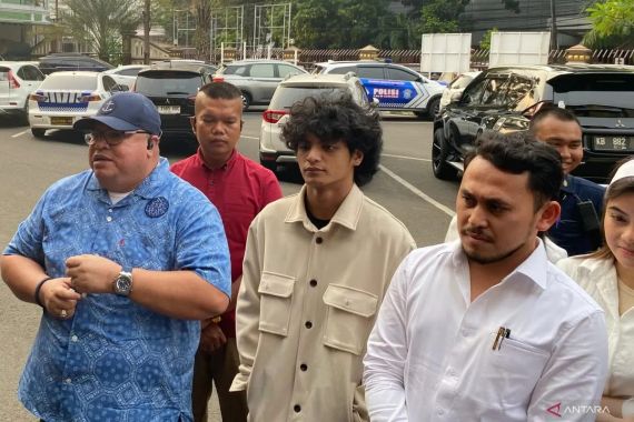 Vadel Badjideh Serahkan Bukti Perjalanan Anak Nikita Mirzani ke Polisi - JPNN.COM