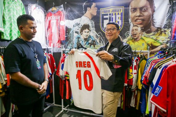 Borong 3 Jersey Persija, Ridwan Kamil Belum Tahu Kapan Bertemu Jakmania - JPNN.COM