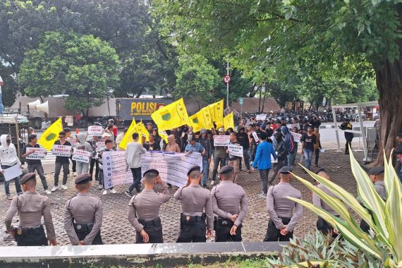 Unjuk Rasa di Depan KPK, Massa PMII Kaltim Bawa 2 Isu Besar, Ada Soal Dana Karbon - JPNN.COM