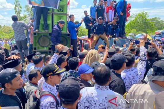 MUI Konsel Imbau Warga yang Mengawal Guru Honorer Supriyani Tetap Tenang - JPNN.COM