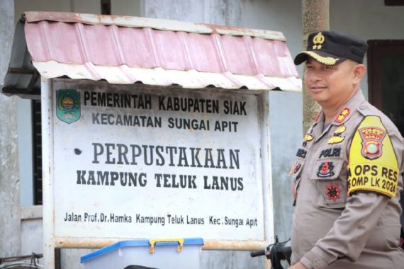 Datangi Kampung Terpencil yang Ada 3 TPS, AKBP Asep: Kami Ingin Pilkada Aman sampai Pelosok - JPNN.COM