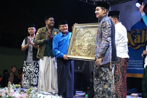 Hadiri Majelis Sholawat Hari Santri Nasional, Ahmad Luthfi Sebut Dirinya Juga Santri - JPNN.COM