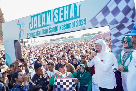 Hari Santri Nasional: Khofifah Ajak Masyarakat Perkuat NKRI & Meneladan Perjuangan KH Hasyim Asy'ari - JPNN.COM