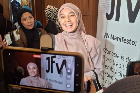 Dimas Seto Dirumorkan Jadi Selingkuhan Paula, Dhini Berkomentar Begini - JPNN.COM