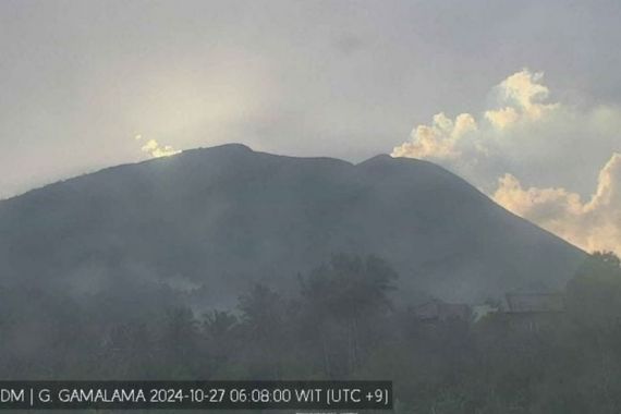 Gunung Gamalama Mengeluarkan Asap Putih Setinggi 150 Meter - JPNN.COM