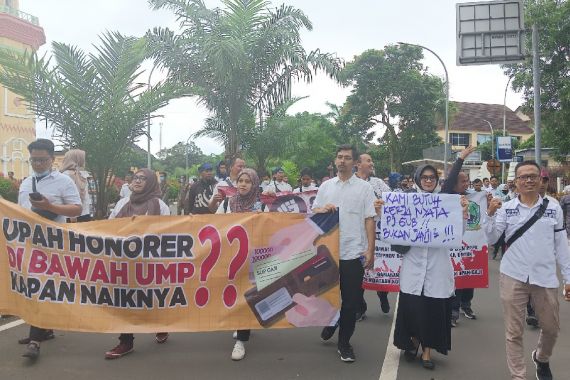 Alhamdulillah! Gaji Ribuan Guru Honorer Negeri di Banten Sudah Cair - JPNN.COM