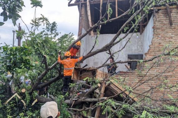 Belasan Rumah di Bondowoso Rusak Diterjang Angin Puting Beliung - JPNN.COM