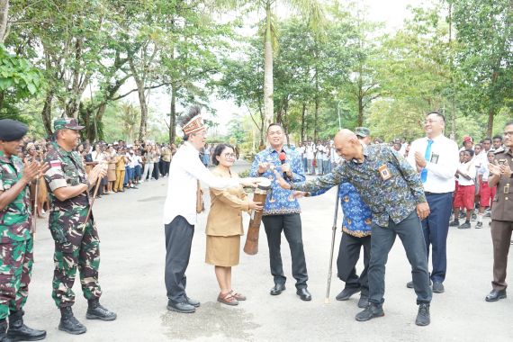 Hari Sumpah Pemuda, Pj Bupati Mimika Luncurkan Program Gasing untuk Meningkatkan Mutu Pendidikan - JPNN.COM