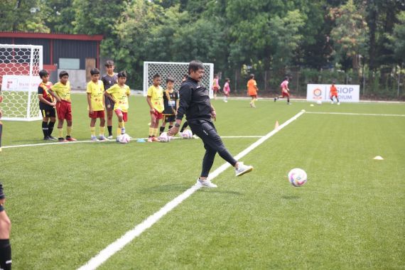 Buka Mandiri Media Cup 2024, Indra Sjafri Beri Coaching Clinic ke Pemain & Pelatih Muda - JPNN.COM