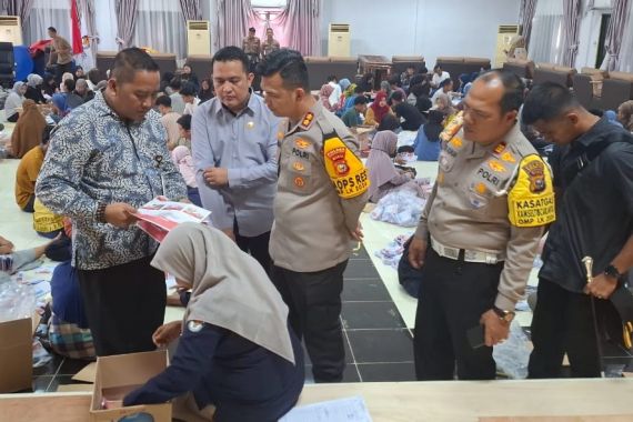 Menjelang Pilkada, AKBP Fahrian Awasi Langsung Proses Pelipatan Surat Suara di KPU Inhu - JPNN.COM