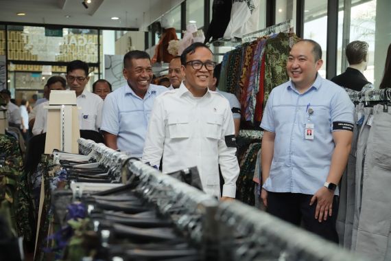 Tangis Buruh Sritex Pecah Seusai Wamenaker Immanuel Ebenezer Memastikan Tidak Ada PHK - JPNN.COM