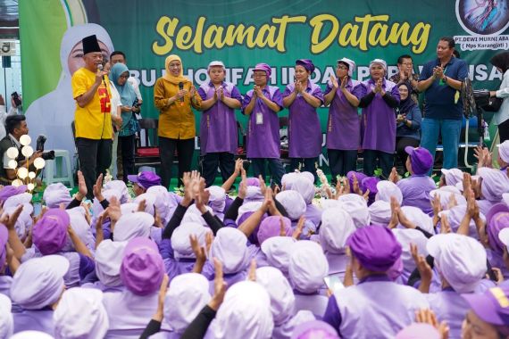 Pemimpin Paling Berpihak ke Industri SKT, Khofifah Tuai Dukungan Ribuan Buruh Ngawi - JPNN.COM