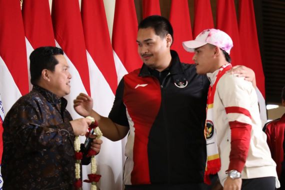 Sambut Kepulangan Atlet Olimpiade Paris di Bandara Soetta, Menpora Dito Terharu dan Bangga - JPNN.COM