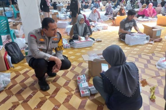 Kapolresta Pekanbaru Tinjau Proses Pelipatan Surat Suara Pilkada 2024 - JPNN.COM