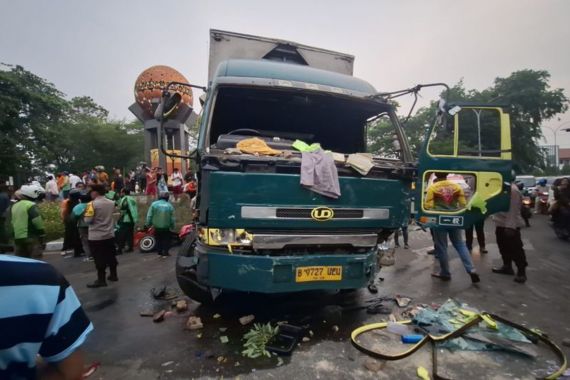 Heboh Truk Kontainer Tabrak Banyak Pengendara di Tangerang, Ini Kata Polisi - JPNN.COM