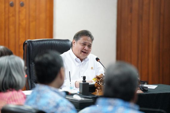 Menko Airlangga Beberkan Upaya Pemerintah Menjaga Sektor Industri Dalam Negeri - JPNN.COM