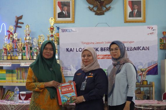 KAI Logistik Goes to School Salurkan Ribuan Buku untuk Murid SD - JPNN.COM