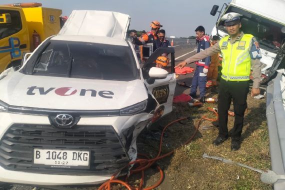 Mobil Pembawa Kru TvOne Kecelakaan di Tol Pemalang-Semarang, 3 Orang Meninggal Dunia, 2 Luka-Luka - JPNN.COM