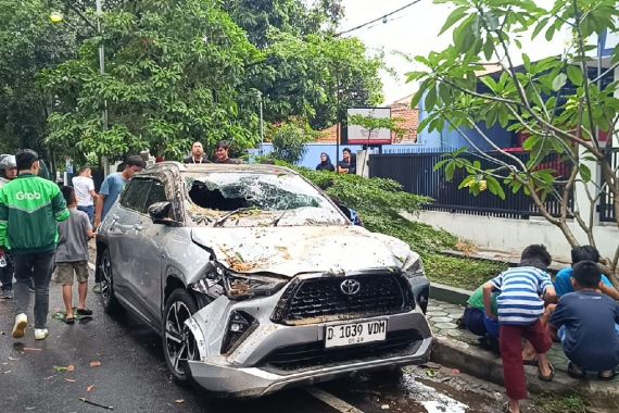 Hujan Deras di Jalan Cisadea Bandung, Pohon Tumbang Hingga Timpa 5 Mobil dan Warga - JPNN.COM