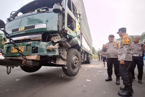 Momen Mencekam Truk Kontainer Tabrak Lari Belasan Kendaraan di Tangerang, Mengerikan - JPNN.COM