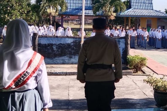 Tak Ingin Hoaks Merambah ke Pelajar, AKP Sumaryadi Datangi SMAN 1 XIII Koto Kampar - JPNN.COM