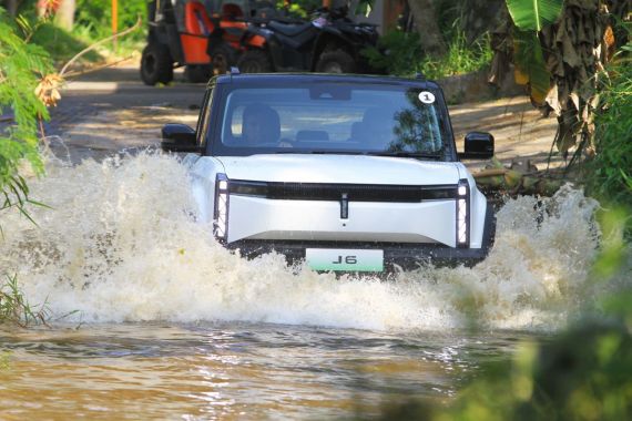 Menguji Ketangguhan Mobil Listrik Chery J6 di Jalan Off-Road, Tak Ada Kendala - JPNN.COM