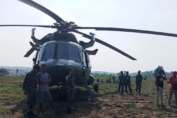 Oli Bocor, Helikopter TNI AD Mendarat Darurat di Persawahan Blora - JPNN.COM