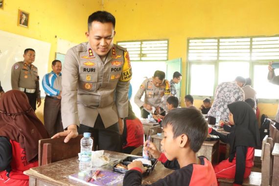 Polres Banyuasin Bagikan 300 Paket Makanan Bergizi Gratis ke Siswa SDN 17 Tanjung Lago - JPNN.COM