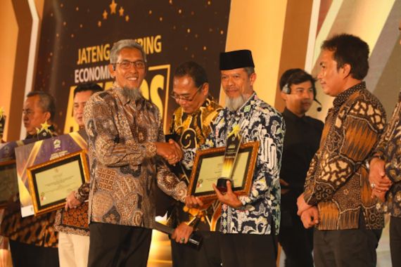 Sukses Kendalikan Inflasi, 12 Daerah Terima Penghargaan 'Jateng Inspiring Economic Effort Award 2024' - JPNN.COM