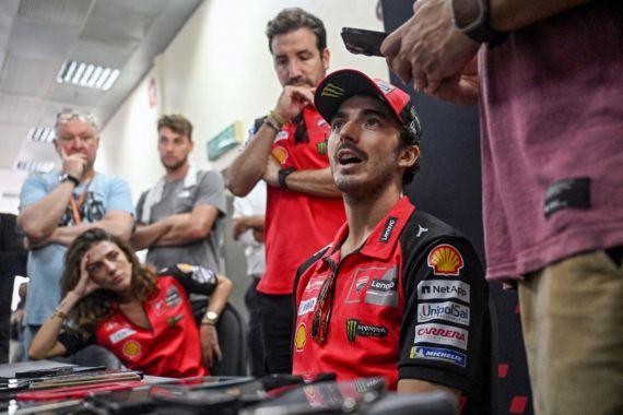 Blak-blakan, Pecco Minta Bantuan Marquez Curi Poin Martin di Race MotoGP Malaysia - JPNN.COM