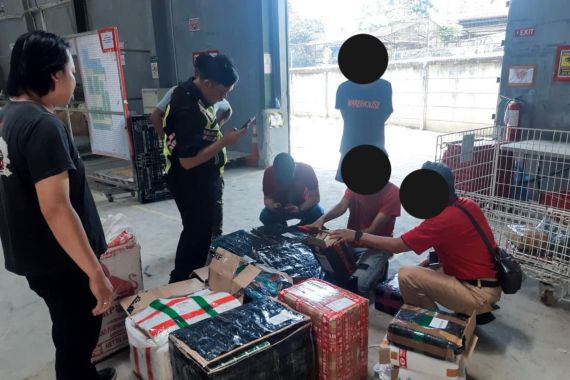 Periksa Jasa Ekspedisi, Bea Cukai Purwokerto Temukan Rokok Ilegal Sebanyak Ini - JPNN.COM