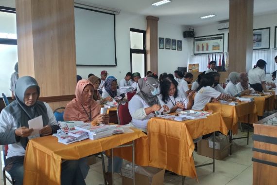 KPU Solo Mulai Sortir dan Lipat Surat Suara, Libatkan 100 Tenaga Pembantu - JPNN.COM