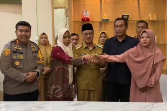 Guru Honorer Supriyani dan Orang Tua Korban Berdamai, Lihat - JPNN.COM