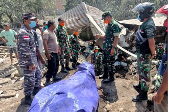 Gunung Lewotobi Laki-laki Erupsi, SAR Gabungan TNI AL Bergerak Cepat Evakuasi Korban - JPNN.COM