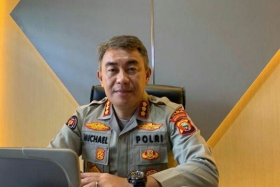 Polisi yang Berpose dengan Timses Cagub di Sulut Langsung Digarap Propam - JPNN.COM