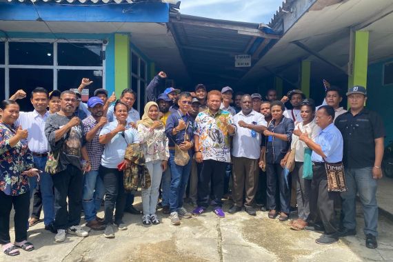 Paul Finsen Mayor Hadir, Puluhan Karyawan PT Perindo Sorong Selamat Dari Ancaman PHK - JPNN.COM