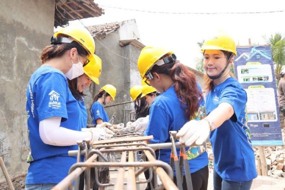 Siswa-siswi SWA Bangun 10 Rumah untuk Keluarga Tidak Mampu, Keren - JPNN.COM