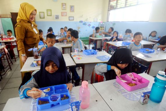 Uji Coba Makan Bergizi Gratis Sasar 3 Daerah Miskin di Jateng, Anggaran Rp 2,25 Miliar - JPNN.COM