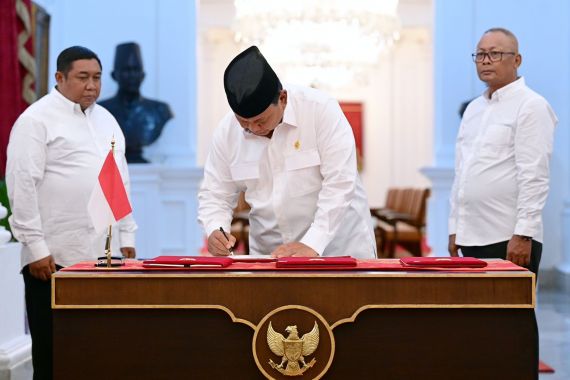 Prabowo Tandatangani Aturan yang Hapus Utang Petani, Nelayan, UMKM - JPNN.COM